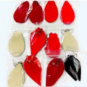 $15 each of 12 Pair Genuine Leather Teardrop Earrings
Size: OS Blue Bow